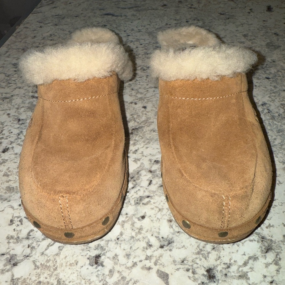 Cozy Tan Suede Clogs with Shearling Lining